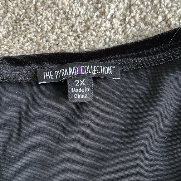 Pyramid Collection size 2X Embroidered Black Stretch Velvet 3/4 Bell Sleeve top - Picture 5 of 5